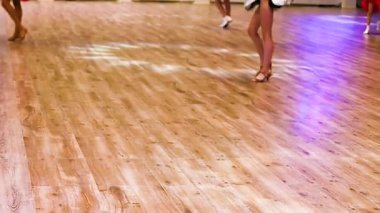Kızlar balo dansı turnuvasında Latince dans ediyorlar.