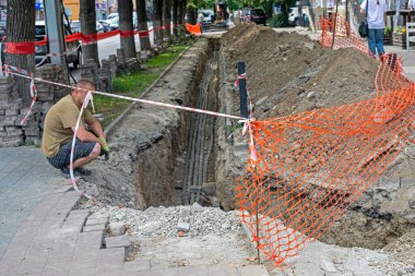 Şehirdeki tamirat sırasında kaldırımda kırmızı ağ vardı.