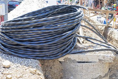 Kaldırımdaki özel bir siperde yer altı borularının tıbbi incelemesi