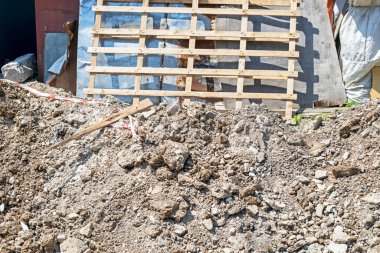 Sezon boyunca özel bir siperde yer altından geçen gaz borularının tamiri