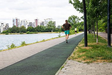 Şehirde koşmak ve yürümek için özel bir yol.