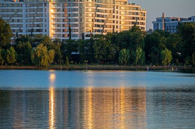 Şehirdeki bir gölün yanında gün batımı