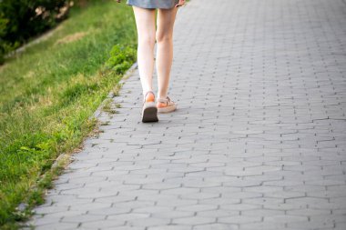 Şehir parkında canlı bir yürüyüşe çıkıyorum.