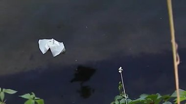 Suya origami kağıdından bir tekne fırlatıyoruz. Yeni ayda dilek tutma geleneği.