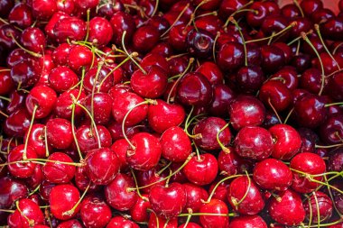 Olgun kırmızı kirazların arka planı. Kadınlar için sağlıklı meyve