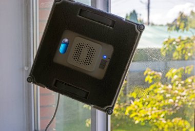 Pencere temizleme robotu temizlerken pencereye sprey sıkar