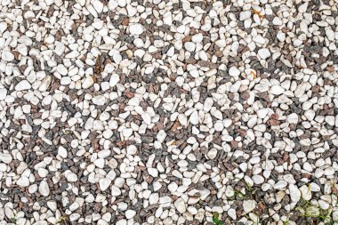 Peyzaj tasarımında kullanılan beyaz mermer ve küçük çakıl taşlarıyla kaplı.