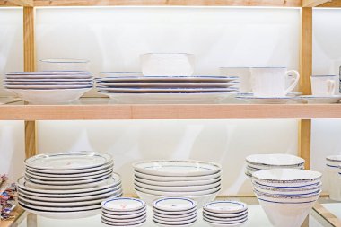 Rafta güzel fosforlu, şık tabaklar var.