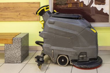 Büyük bir alışveriş merkezinde çamaşır ve temizlik makinesi.