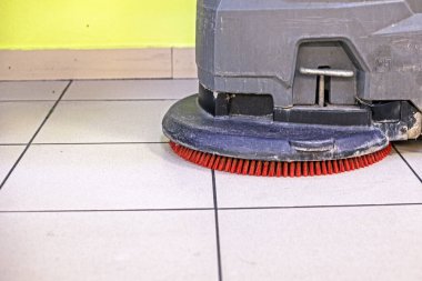 Renkli bir planı olan büyük bir alışveriş merkezinde çamaşır ve temizlik makinesi.