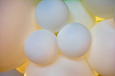 Çocuk partisi, butik açılışı, ofis, dekorasyon için beyaz şişirilebilir balonların yakın plan görüntüleri.