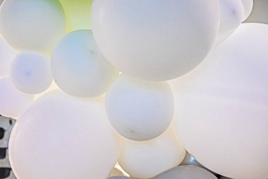 Çocuk partisi, butik açılışı, ofis, dekorasyon için beyaz şişirilebilir balonların yakın plan görüntüleri.