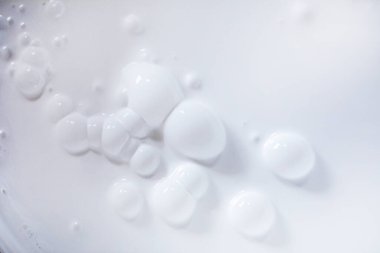 Boyamadan önce karıştırırken beyaz boya arkaplanı