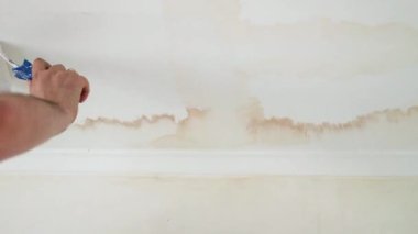 Tavandaki kırmızı çizgileri beyaz boyayla boyarken selden sonra silindir kullanmış. Kozmetik ev yenilemesi