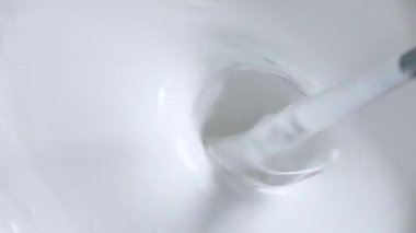 Boyamadan önce karıştırırken hava kabarcıkları ile beyaz boya arkaplanı