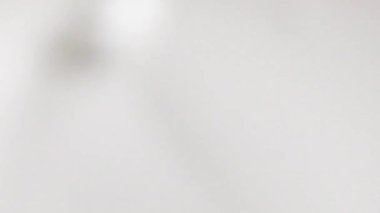 Boyamadan önce beyaz boyayı mikserle karıştırmak. Onarım İskandinav tarzı