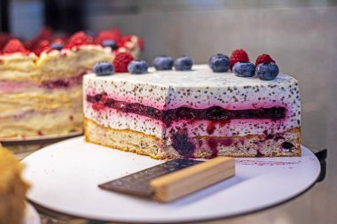 Haşhaşlı kek, bayram için meyveli kek.