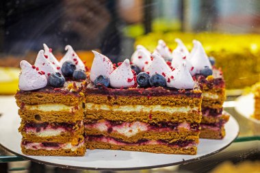 Meyveli ve kremalı kek.