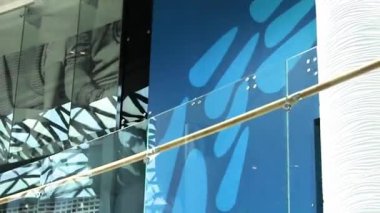 Modern iç mekan, cam parmaklıklı bir iskelede.