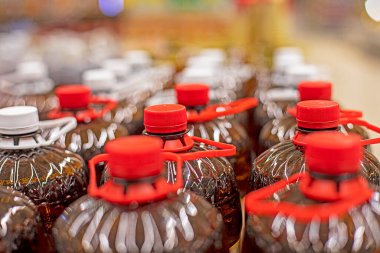 içecekler, bira kahverengi plastik tetra paketleri süpermarkette