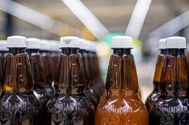 Markette karbonatlı içecekler, kahverengi plastik tetra paketlerinde bira.