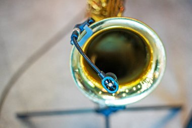 Saksafon çalarken sesi yükseltmek için mikrofon