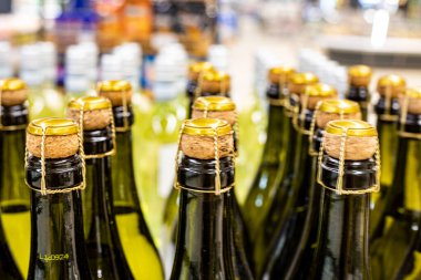 Süpermarkette tıpası olan genç bir şarap.