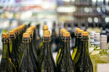 Süpermarkette tıpası olan genç bir şarap.