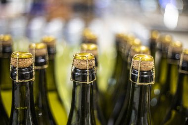 Süpermarkette tıpası olan genç bir şarap.