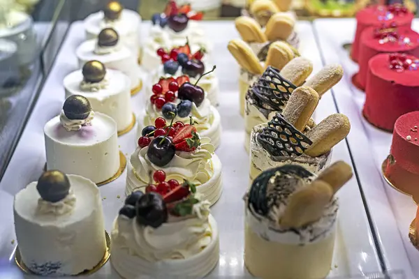 Kurabiye ve kekler kremalı, kremalı, reçelli, şekerleme reyonunda