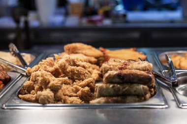 Yemek şirketinde floritte mısır gevreğinde kızarmış et. yiyecek