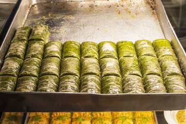 Fıstıklı pakhvala tepside kare şeklinde kesilmiş.