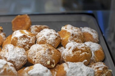 Üzerine pudra şekeri serpiştirilmiş kremalı pasta.