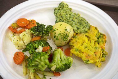 Tek kullanımlık tabakta sebzeli haşlanmış brokoli. Diyet ve sağlıklı yemek.