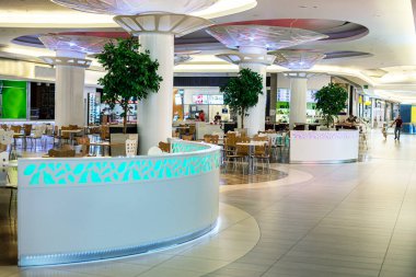 Bir alışveriş merkezinde canlı bitkilerle modern şık bir ışık.