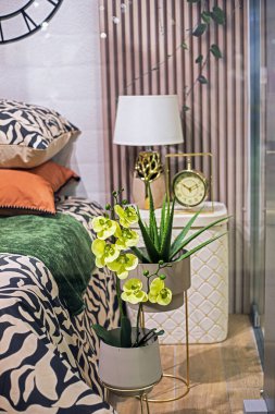 Yatak odasının iç kısmında çiçek desenli rahat bir ev.