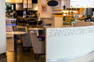 Bir alışveriş merkezinde canlı bitkilerle modern şık bir ışık.