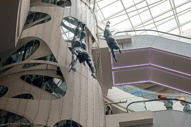 Düşen heykellerin dekoratif tasarımı.