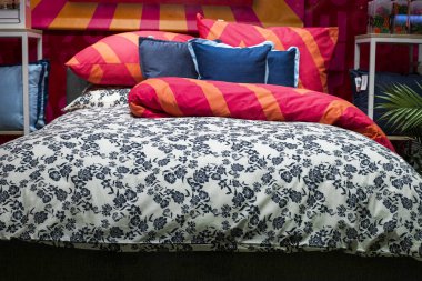 Yatak odasının rahat, modern, parlak tekstil iç mimarisi.