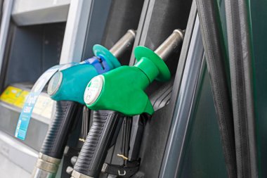 -servis benzini, LPG, dizel ve ön cam temizleme kovalı diğer yakıt dolum istasyonları