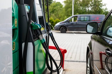 Benzin, LPG, dizel ve ön cam temizleme kovalı diğer yakıt dolum istasyonları.