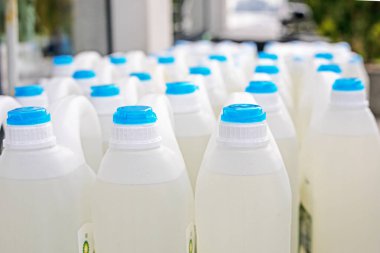 Sezon dışında bir benzin istasyonunda arabaların ön cam temizleme sıvısı.