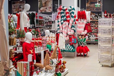 Bir süpermarkette mağaza vitrinlerinin kıyafetlerle ve ev eşyalarıyla süslenmesi