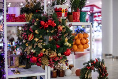 İç kısımda dekoratif Noel çelengi. Noel ve Yeni Yıl için Hazırlık