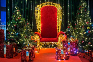 Bayram hediyesi paketlenmiş ve kurdeleyle bağlanmış. Noel Boks Günü