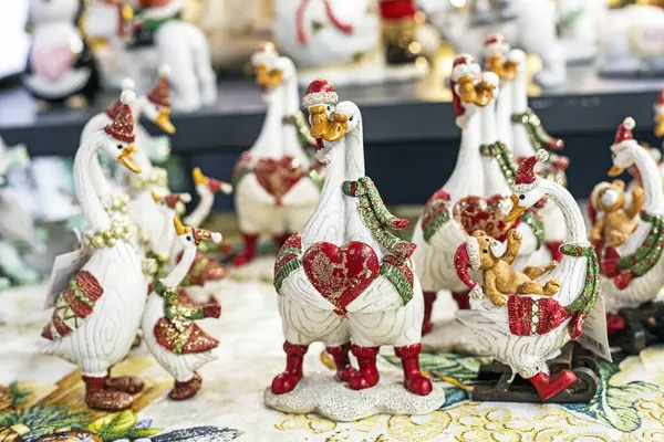 Yeni yıl şapkalarındaki güzel porselen kazlar. Noel beklentisiyle. Sevgililer Günü