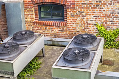 Dışarıdaki havalandırma üniteleri dışarıdan.