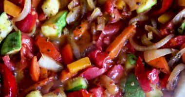 Sebzeli ratatouille, soğan, havuç, kabak, patlıcan ve domatesli sarımsaklı sebze yağı. Vejetaryen yemeği, sağlıklı yemek..