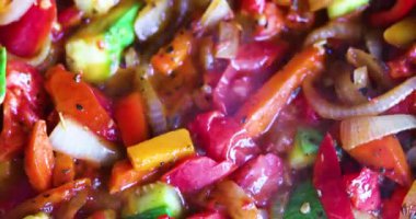 Sebze yağı ve sarımsaklı sebze güveci pişiriyorum. Vejetaryen yemeği, sağlıklı yemek.