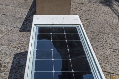 Şehirdeki banklardaki güneş panelleri. Sicilya ve İtalya 'dan geçiyor.